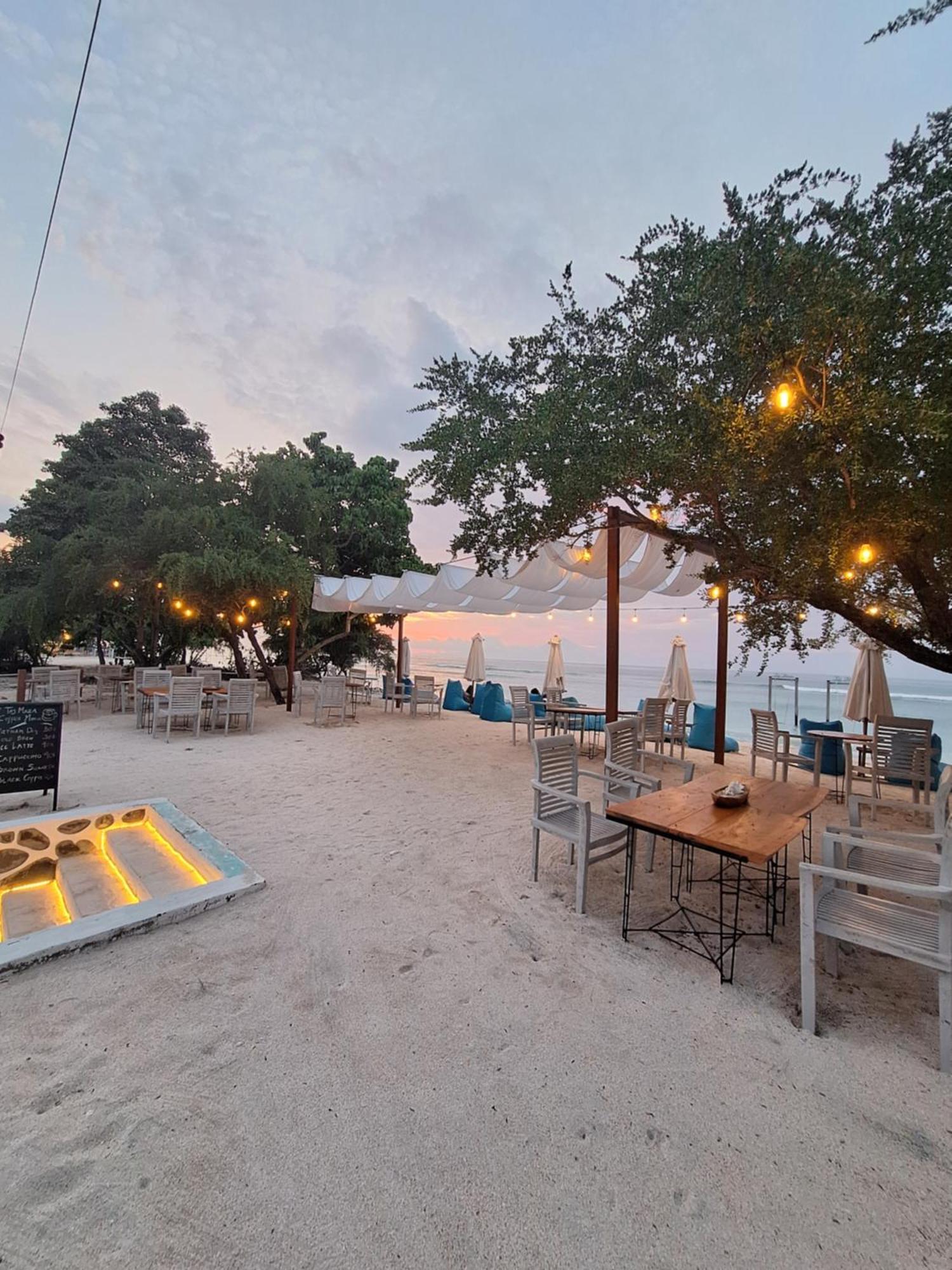 Taj Maza Sunset Villas Джили Трауанган Екстериор снимка